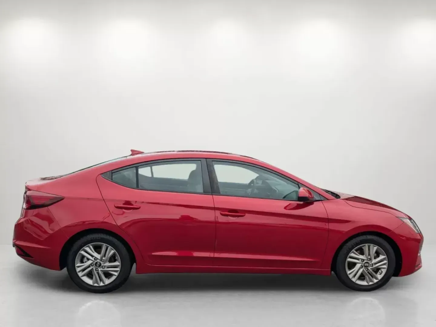 2019 /Gray Hyundai Elantra SEL (5NPD84LF3KH) with an Other engine, located at 5115 14th Ave., Columbus, GA, 31904, (706) 323-0345, 32.511494, -84.971046 - **Discover Your Next Adventure with the 2019 Hyundai Elantra SEL at Gils Auto - Columbus #2!**<br /> <br /> Are you searching for a reliable and stylish sedan perfect for everyday commutes, weekend getaways, or family outings? Look no further than the stunning **2019 Hyundai Elantra SEL** available - Photo#4