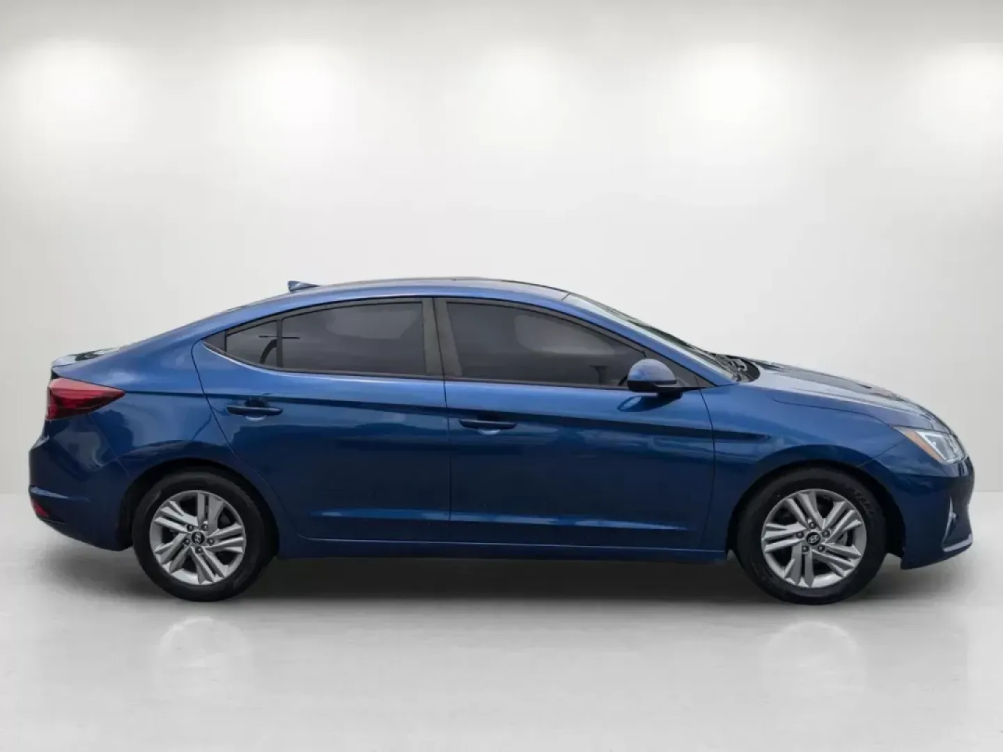2019 /Gray Hyundai Elantra SEL (5NPD84LF6KH) with an Regular Unleaded I-4 2.0 L/122 engine, 6-Speed Automatic w/OD transmission, located at 1430 Gateway Drive, Opelika, AL, 36801, (334) 239-0944, 32.637871, -85.409790 - **Explore the Open Road with the 2019 Hyundai Elantra SEL at Gils Auto - Opelika!**<br /> <br /> Are you ready for your next adventure? Whether you're commuting to work, running errands around Opelika, or planning a spontaneous weekend getaway, the 2019 Hyundai Elantra SEL is the perfect companion. - Photo#3