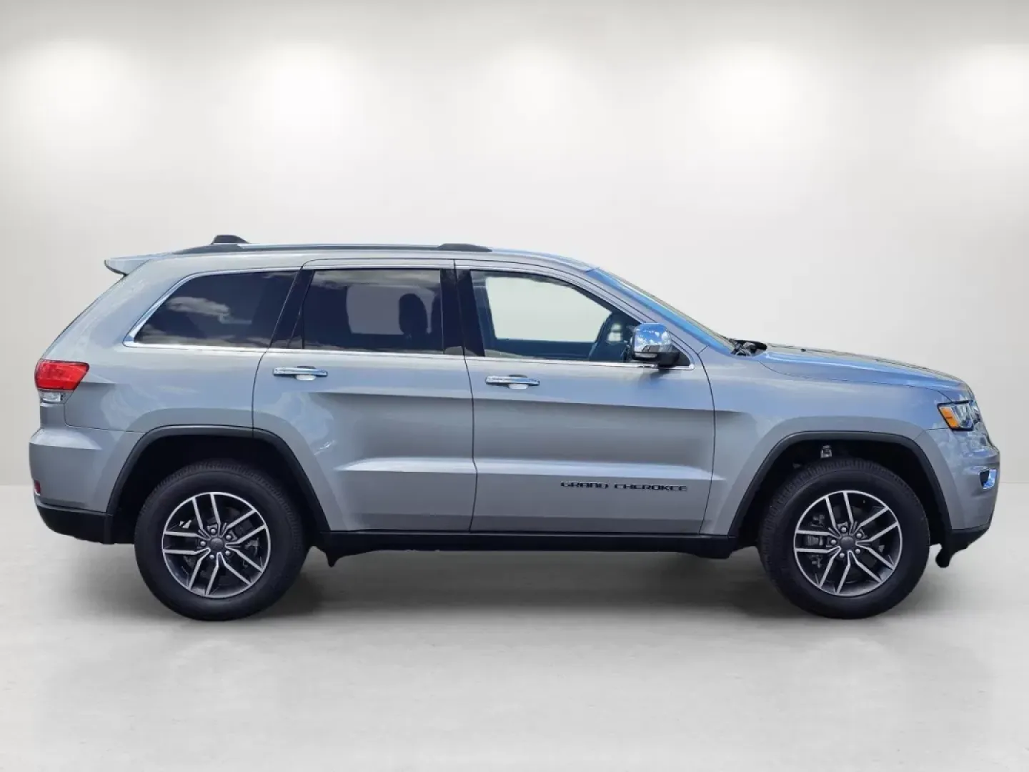 2019 /Black Jeep Grand Cherokee Limited (1C4RJEBG1KC) with an Other engine, located at 1430 Gateway Drive, Opelika, AL, 36801, (334) 239-0944, 32.637871, -85.409790 - Experience the ultimate blend of style, capability, and comfort with the stunning 2019 Jeep Grand Cherokee Limited at Gils Auto - Prattville. Whether you're navigating the busy streets of Prattville, AL, or embarking on a weekend adventure with family and friends, this SUV is designed to elevate you - Photo#5