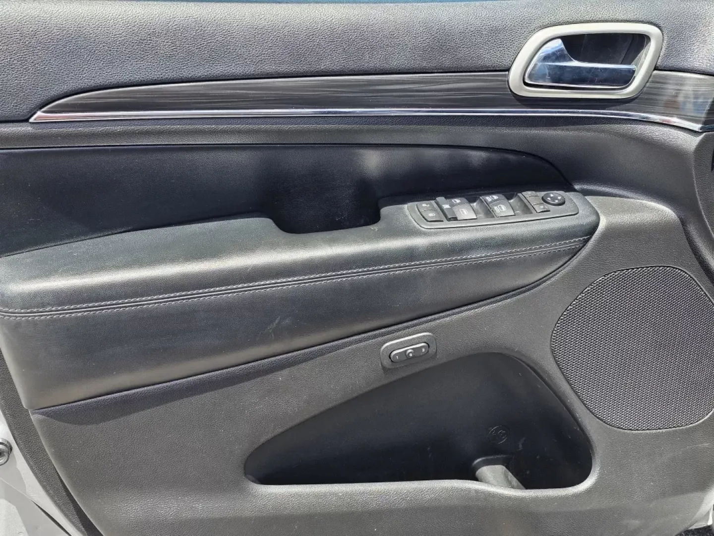 2019 /Black Jeep Grand Cherokee Limited (1C4RJEBG1KC) with an Other engine, located at 1430 Gateway Drive, Opelika, AL, 36801, (334) 239-0944, 32.637871, -85.409790 - Experience the ultimate blend of style, capability, and comfort with the stunning 2019 Jeep Grand Cherokee Limited at Gils Auto - Prattville. Whether you're navigating the busy streets of Prattville, AL, or embarking on a weekend adventure with family and friends, this SUV is designed to elevate you - Photo#8