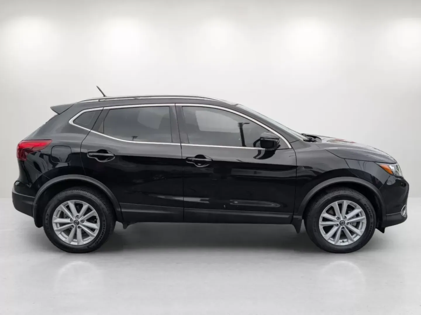 2019 /Charcoal Nissan Rogue SV (JN1BJ1CP0KW) with an Other engine, located at 5115 14th Ave., Columbus, GA, 31904, (706) 323-0345, 32.511494, -84.971046 - Are you in the market for a vehicle that seamlessly blends comfort, style, and functionality? Look no further than this 2019 Nissan Rogue SV, available now at Gils Auto in Phenix City, AL. This sporty SUV is not only a perfect companion for growing families, but it's also an ideal choice for those w - Photo#3