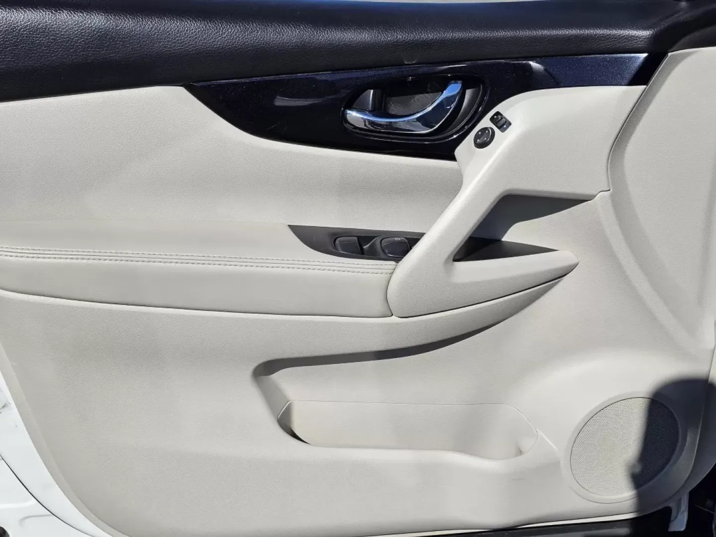 2019 /Light Gray Nissan Rogue SV (JN1BJ1CP6KW) with an Other engine, located at 521 Old Farm Lane Rd, Prattville, AL, 36066, (334) 325-1505, 32.482460, -86.416367 - Explore new horizons and elevate your daily adventures with the 2019 Nissan Rogue SV, a perfect blend of comfort, safety, and style, available now at Gils Auto in Prattville, Alabama. Whether you're commuting to work, running errands around the bustling downtown Prattville, or taking the family on a - Photo#9