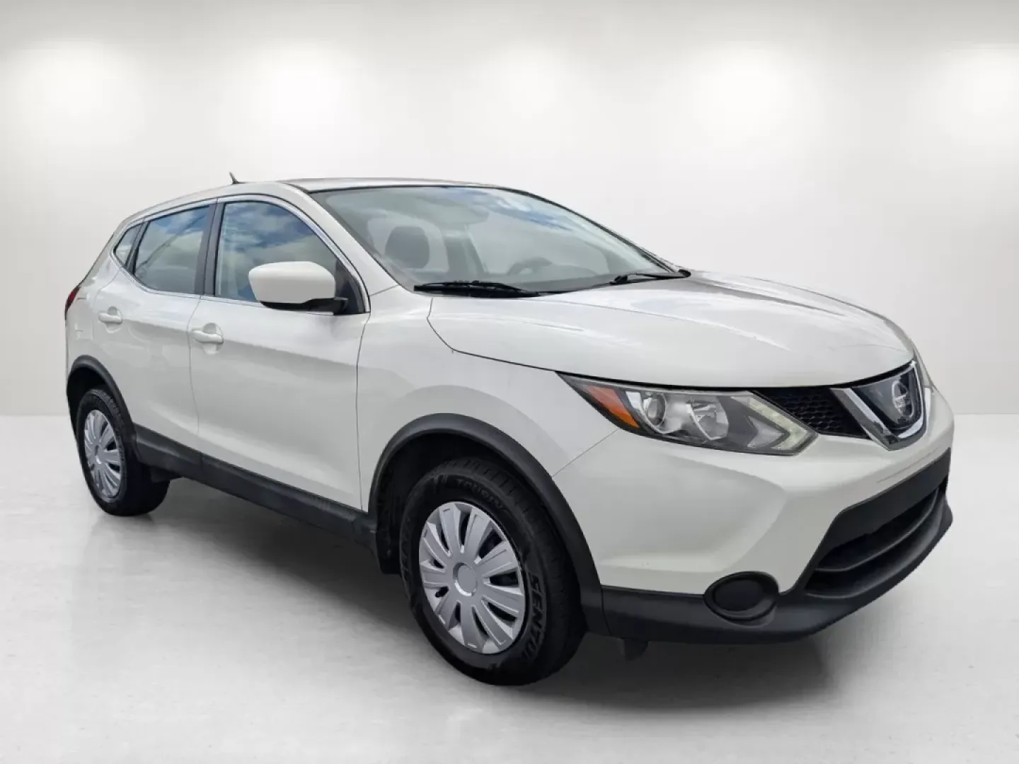 2019 Glacier White /Charcoal Nissan Rogue S (JN1BJ1CP2KW) with an Other engine, located at 7000 Northlake Connector, Columbus, GA, 31904, (706) 987-8085, 32.524975, -84.978134 - 2019 Nissan Rogue S - Photo#2