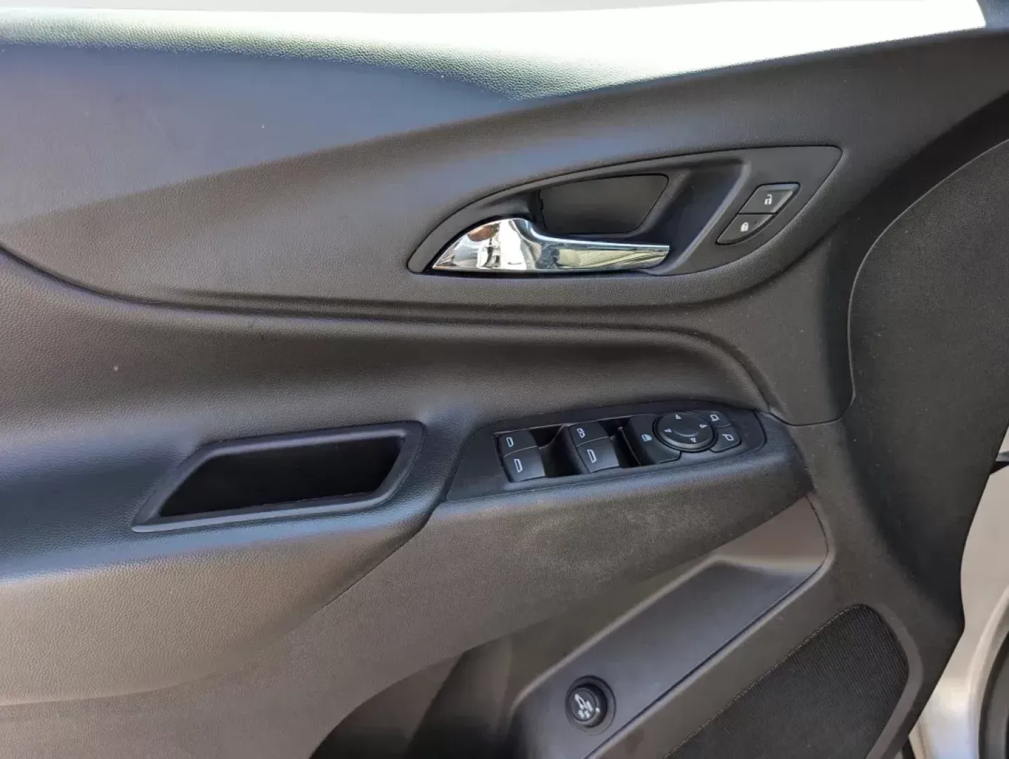 2020 Chevrolet Equinox LT (2GNAXTEV4L6) with an Turbocharged Gas I4 1.5L/92 engine, 6-Speed Automatic transmission, located at 3959 U.S. 80 W, Phenix City, AL, 36870, (334) 297-4885, 32.469296, -85.135185 - **Embark on Your Next Adventure with the 2020 Chevrolet Equinox LT at Gils Auto!**<br /> <br /> Are you seeking a reliable, stylish, and versatile SUV that can handle everything from daily commutes to weekend adventures? Look no further than the 2020 Chevrolet Equinox LT, now available at Gils Auto - Photo#9