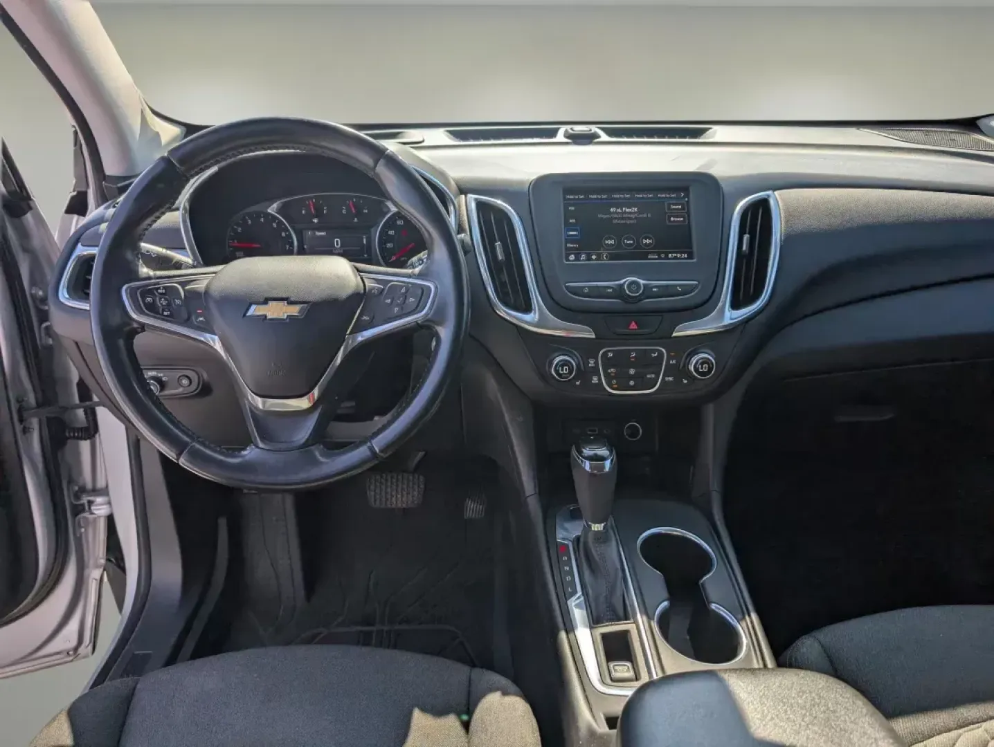 2020 Chevrolet Equinox LT (2GNAXTEV4L6) with an Turbocharged Gas I4 1.5L/92 engine, 6-Speed Automatic transmission, located at 3959 U.S. 80 W, Phenix City, AL, 36870, (334) 297-4885, 32.469296, -85.135185 - **Embark on Your Next Adventure with the 2020 Chevrolet Equinox LT at Gils Auto!**<br /> <br /> Are you seeking a reliable, stylish, and versatile SUV that can handle everything from daily commutes to weekend adventures? Look no further than the 2020 Chevrolet Equinox LT, now available at Gils Auto - Photo#12