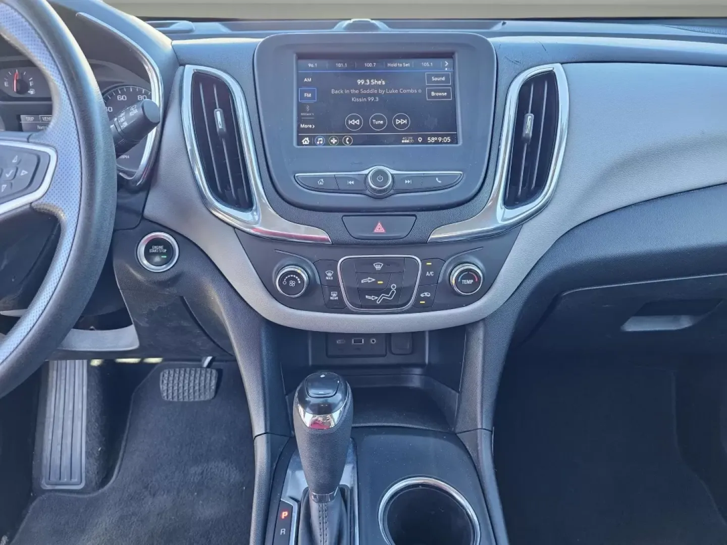 2020 /Medium Ash Gray Chevrolet Equinox LS (2GNAXHEV0L6) with an Other engine, located at 1430 Gateway Drive, Opelika, AL, 36801, (334) 239-0944, 32.637871, -85.409790 - **Discover Your Adventurous Side with the 2020 Chevrolet Equinox LS at Gils Auto!** <br /> <br /> If you're searching for a reliable vehicle that can enhance your lifestyle-whether you're a busy professional commuting through Phenix City or a growing family embarking on weekend adventures-the 2020 C - Photo#12