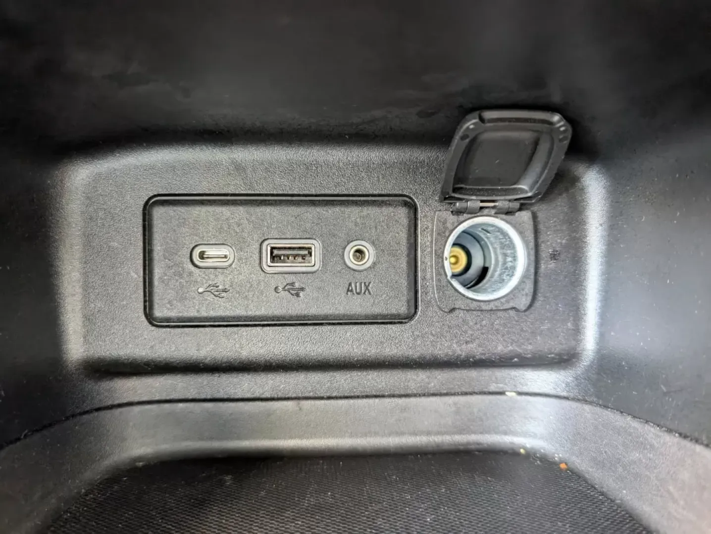 2020 /Jet Black Chevrolet Equinox LT (2GNAXJEVXL6) with an Other engine, located at 5115 14th Ave., Columbus, GA, 31904, (706) 323-0345, 32.511494, -84.971046 - ### Elevate Your Lifestyle with the 2020 Chevrolet Equinox LT<br /> <br /> Are you ready to take your family adventures to the next level? Look no further than this stunning 2020 Chevrolet Equinox LT, available now at Gils Auto in Phenix City, AL. This versatile SUV is designed for growing families - Photo#13
