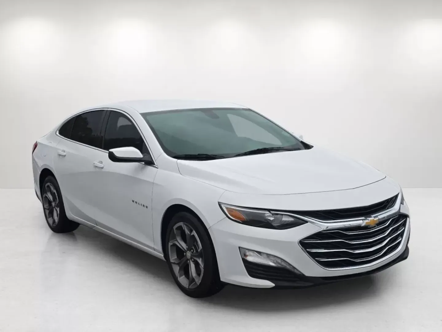 2020 /Dark Atmosphere/ Medium Ash Gray Chevrolet Malibu LT (1G1ZD5ST1LF) with an Other engine, located at 804 22nd Ave, Phenix City, AL, 36870, (334) 297-1860, 32.484749, -85.024475 - Discover the perfect blend of style, comfort, and practicality with the 2020 Chevrolet Malibu LT, now available at Gils Auto in Phenix City, AL. This sedan is not just a vehicle; it's a lifestyle upgrade-ideal for daily commuters and families alike. Whether you're navigating through busy city street - Photo#2