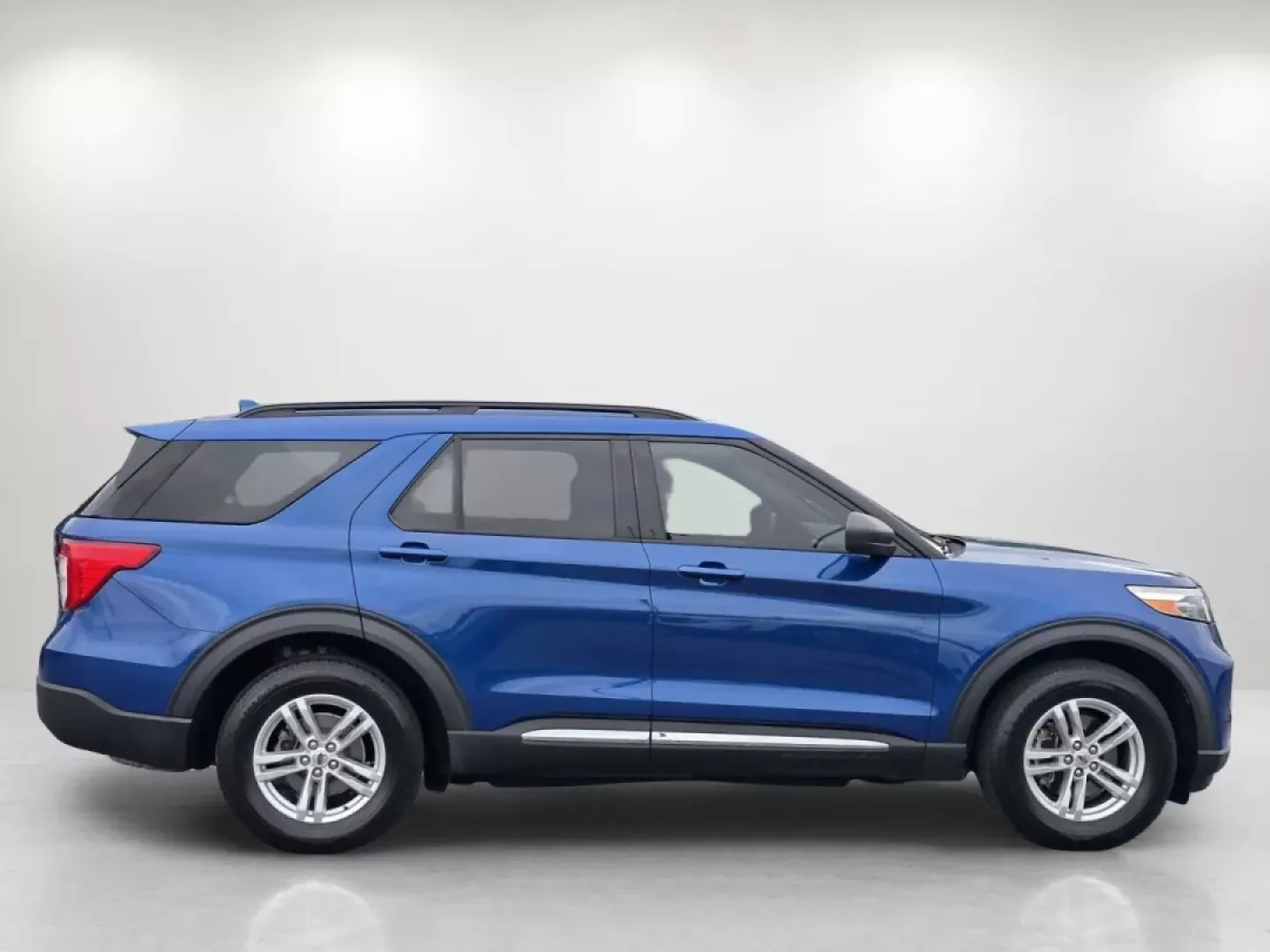 2020 Ford Explorer XLT (1FMSK8DH0LG) with an Other engine, located at 1430 Gateway Drive, Opelika, AL, 36801, (334) 239-0944, 32.637871, -85.409790 - Experience the perfect blend of adventure and practicality with this stunning 2020 Ford Explorer XLT, available now at Gils Auto in Phenix City, AL. If you're looking for a vehicle that's great for growing families, perfect for weekend adventures, and ideal for long commutes, this SUV checks all the - Photo#3