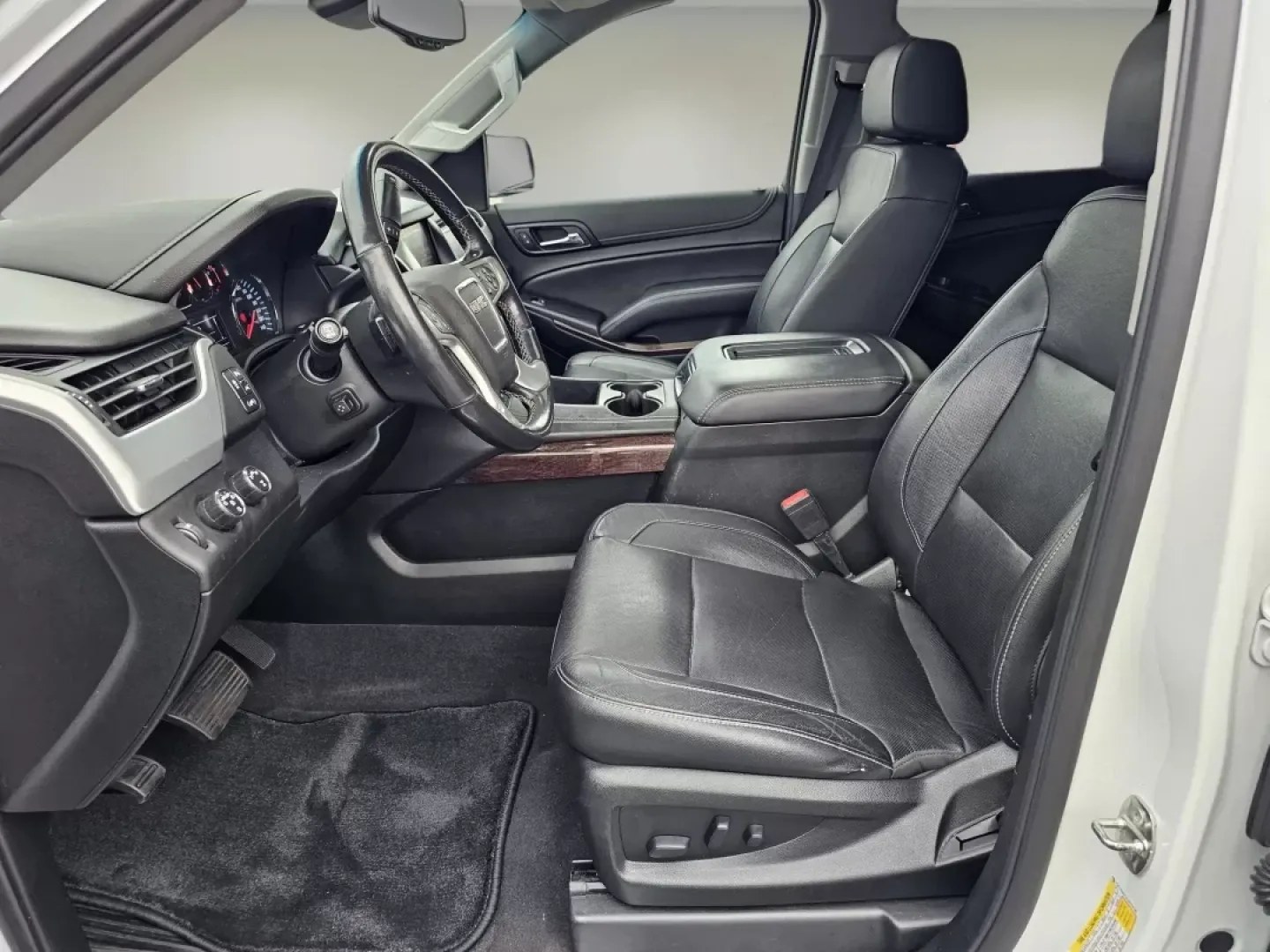 2020 /Jet Black GMC Yukon SLT (1GKS2BKCXLR) with an Other engine, located at 804 22nd Ave, Phenix City, AL, 36870, (334) 297-1860, 32.484749, -85.024475 - Embark on your next family adventure or tackle daily commutes with confidence in this stunning 2020 GMC Yukon SLT, now available at Gils Auto in Phenix City, AL. Whether you're shuttling kids to school, planning a weekend getaway, or simply need a reliable vehicle for your daily travels, this SUV is - Photo#9