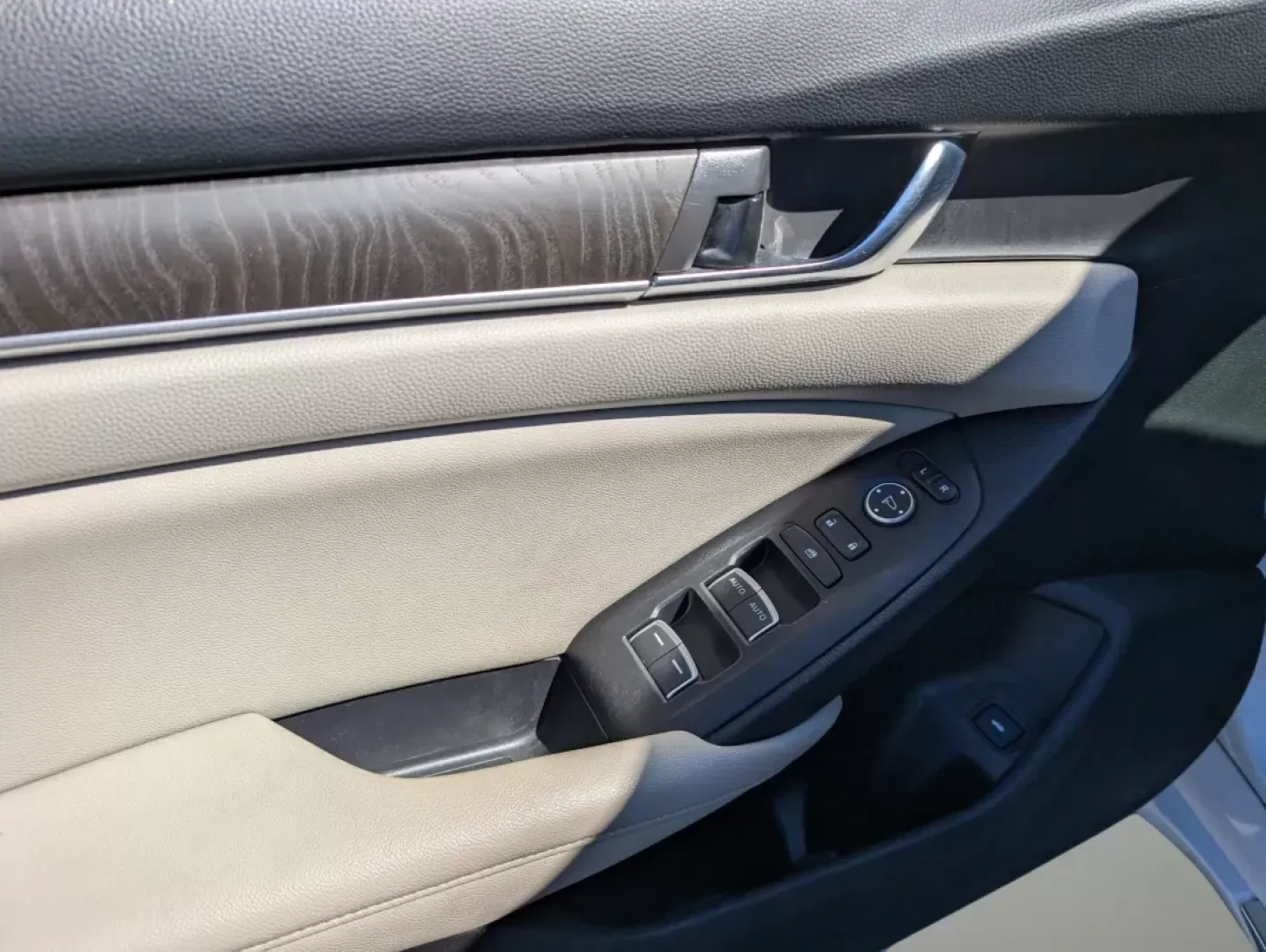 2020 Honda Accord Hybrid EX (1HGCV3F4XLA) with an Other engine, located at 804 22nd Ave, Phenix City, AL, 36870, (334) 297-1860, 32.484749, -85.024475 - **Unleash Your Adventures with the 2020 Honda Accord Hybrid EX at Gils Auto!**<br /> <br /> Are you searching for a versatile vehicle that fits seamlessly into your dynamic lifestyle? The 2020 Honda Accord Hybrid EX is the perfect companion for both the daily commuter and the weekend explorer. With - Photo#7