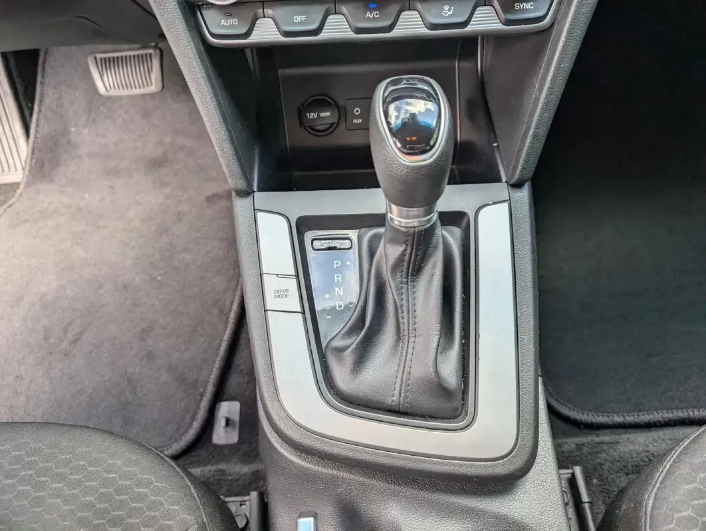 2020 /Black Hyundai Elantra SEL (5NPD84LF8LH) with an Regular Unleaded I-4 2.0 L/122 engine, 1-Speed CVT w/OD transmission, located at 1430 Gateway Drive, Opelika, AL, 36801, (334) 239-0944, 32.637871, -85.409790 - 2020 Hyundai Elantra SEL - Photo#13