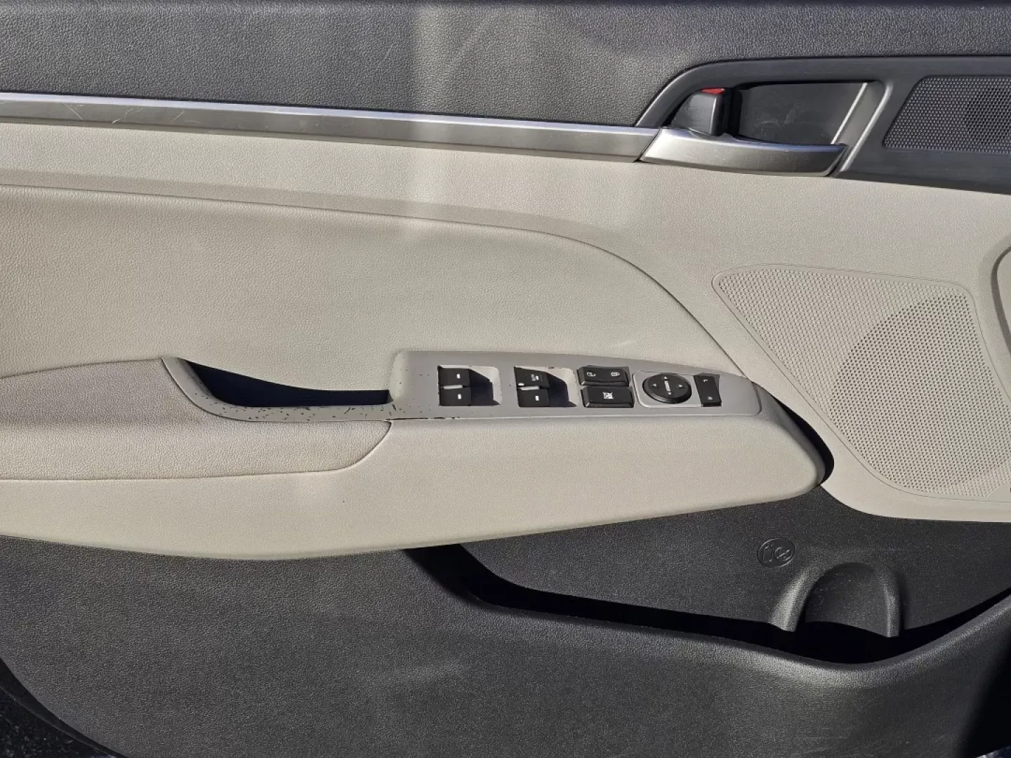 2020 /Gray Hyundai Elantra Limited (5NPD84LF5LH) with an Other engine, located at 1430 Gateway Drive, Opelika, AL, 36801, (334) 239-0944, 32.637871, -85.409790 - **Drive Your Future with the 2020 Hyundai Elantra Limited Perfect for Everyday Adventures!**<br /> <br /> Are you ready to elevate your daily commute or weekend getaway? Look no further than the stunning 2020 Hyundai Elantra Limited, now available at Gils Auto, your trusted Buy Here Pay Here dealer - Photo#8