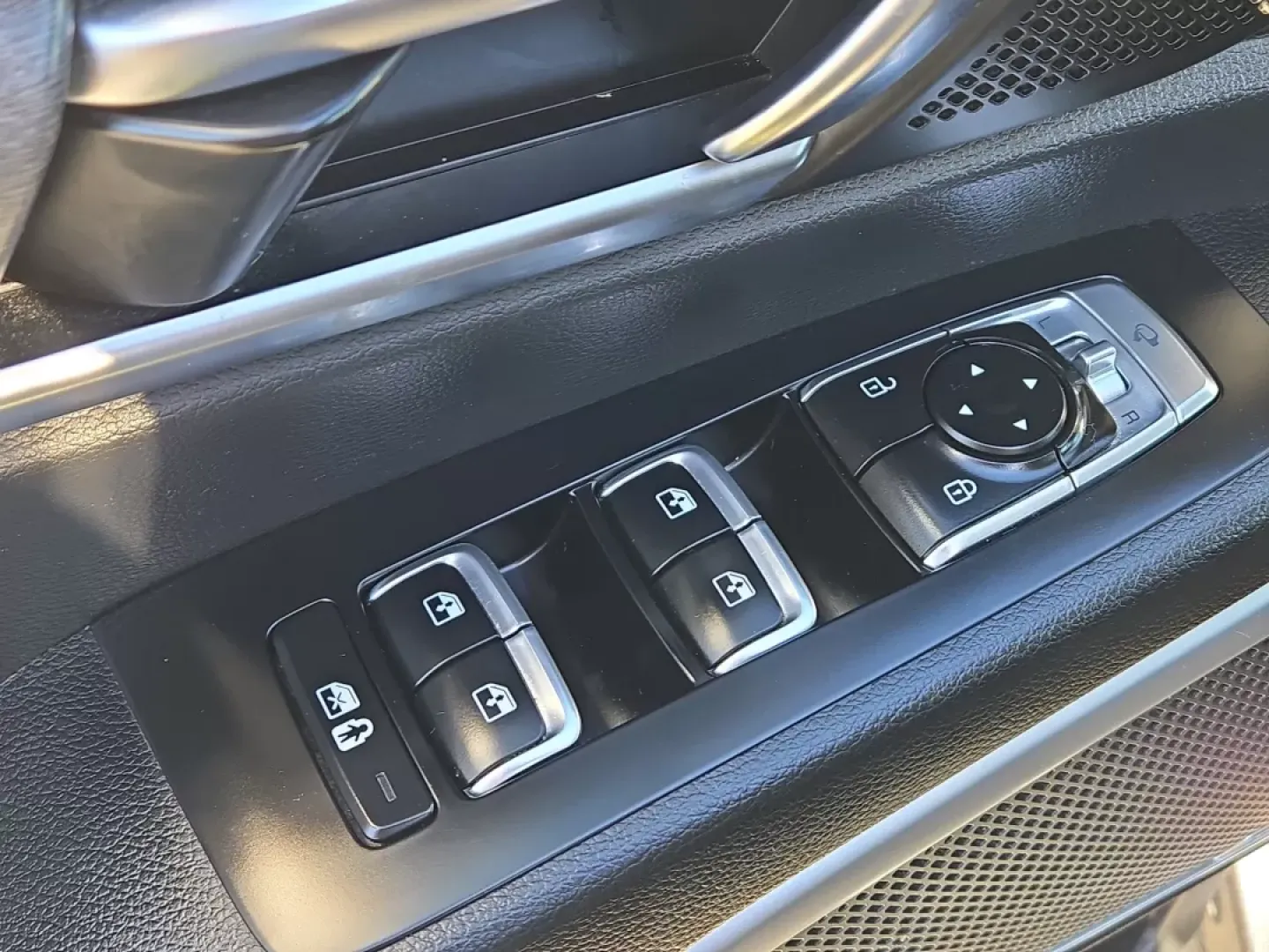 2020 /Black Kia Telluride EX (5XYP34HC5LG) with an Other engine, located at 5115 14th Ave., Columbus, GA, 31904, (706) 323-0345, 32.511494, -84.971046 - **Discover the Perfect Family SUV: 2020 Kia Telluride EX at Gils Auto - Phenix City!**<br /> <br /> Are you on the lookout for a versatile and spacious SUV that can accommodate your growing family while also providing a comfortable ride for your daily commutes? The 2020 Kia Telluride EX is the ideal - Photo#17