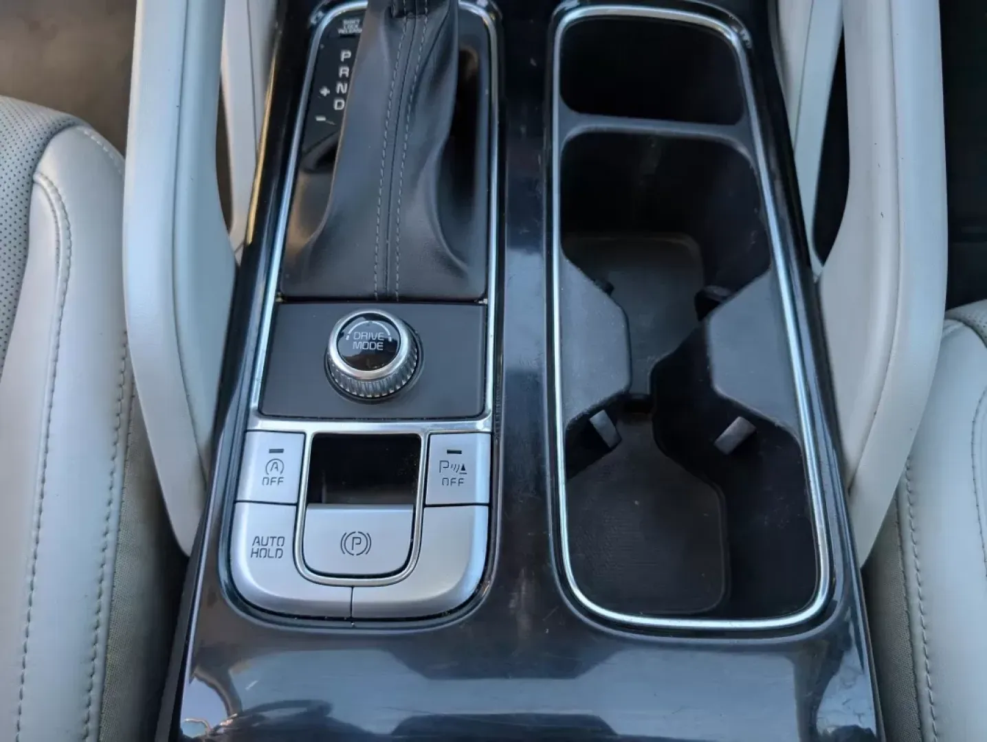 2020 /Gray Kia Telluride S (5XYP64HC6LG) with an Other engine, located at 804 22nd Ave, Phenix City, AL, 36870, (334) 297-1860, 32.484749, -85.024475 - **Elevate Your Family Adventures with the 2020 Kia Telluride S at Gils Auto!**<br /> <br /> Searching for a reliable, spacious SUV that seamlessly fits into your family's active lifestyle? Look no further than the stunning 2020 Kia Telluride S, available now at Gils Auto in Phenix City, AL. This met - Photo#13