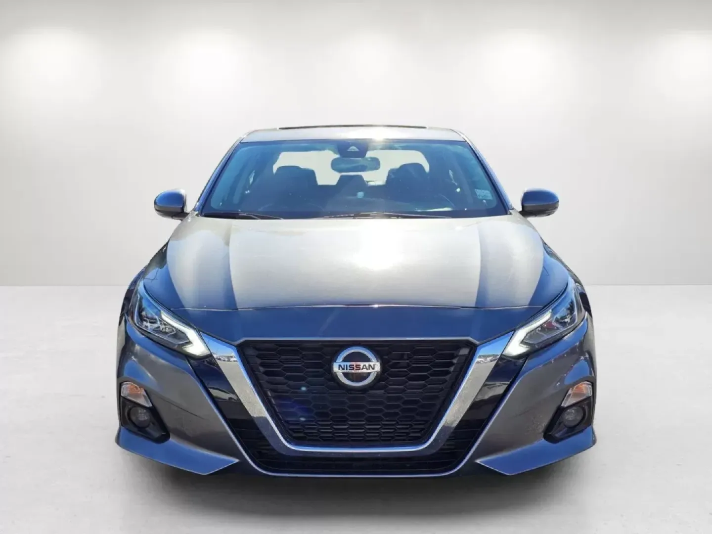 2020 /Charcoal Nissan Altima 2.0 Platinum (1N4AL4FV3LC) with an Other engine, located at 1430 Gateway Drive, Opelika, AL, 36801, (334) 239-0944, 32.637871, -85.409790 - **Experience the 2020 Nissan Altima 2.0 Platinum: Your Ideal Sedan for Modern Living!**<br /> <br /> Are you searching for a vehicle that perfectly combines style, reliability, and modern features? Look no further than the stunning 2020 Nissan Altima 2.0 Platinum, available now at Gils Auto in Opeli - Photo#5