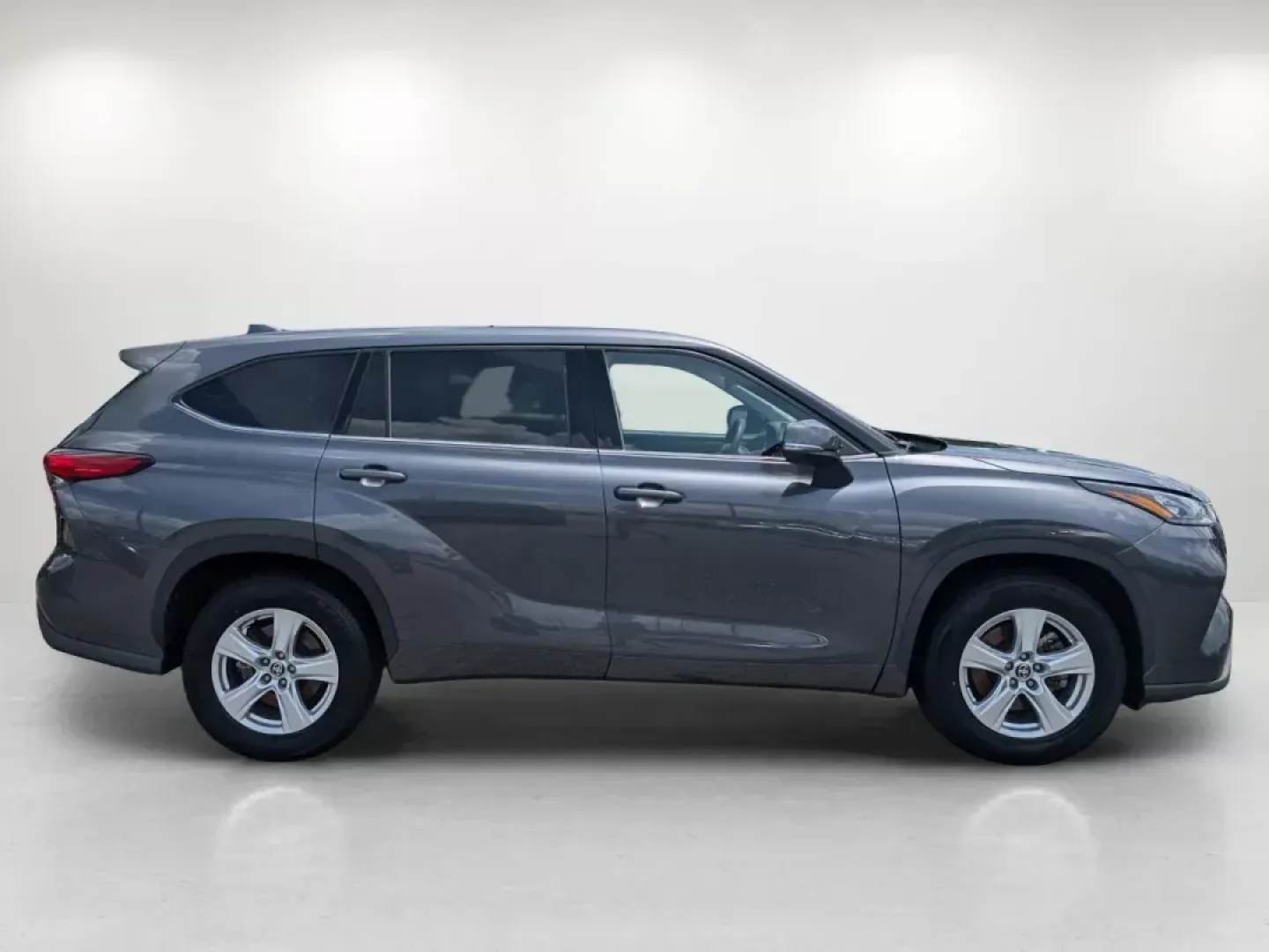 2020 Toyota Highlander L (5TDCZRAH3LS) with an Regular Unleaded V-6 3.5 L/211 engine, 8-Speed Automatic w/OD transmission, located at 1430 Gateway Drive, Opelika, AL, 36801, (334) 239-0944, 32.637871, -85.409790 - ### Discover Adventure with the 2020 Toyota Highlander at Gils Auto - Opelika!<br /> <br /> Are you searching for the perfect vehicle that combines versatility and reliability? Look no further than the 2020 Toyota Highlander, an ideal SUV for growing families, weekend adventurers, or anyone in need - Photo#3