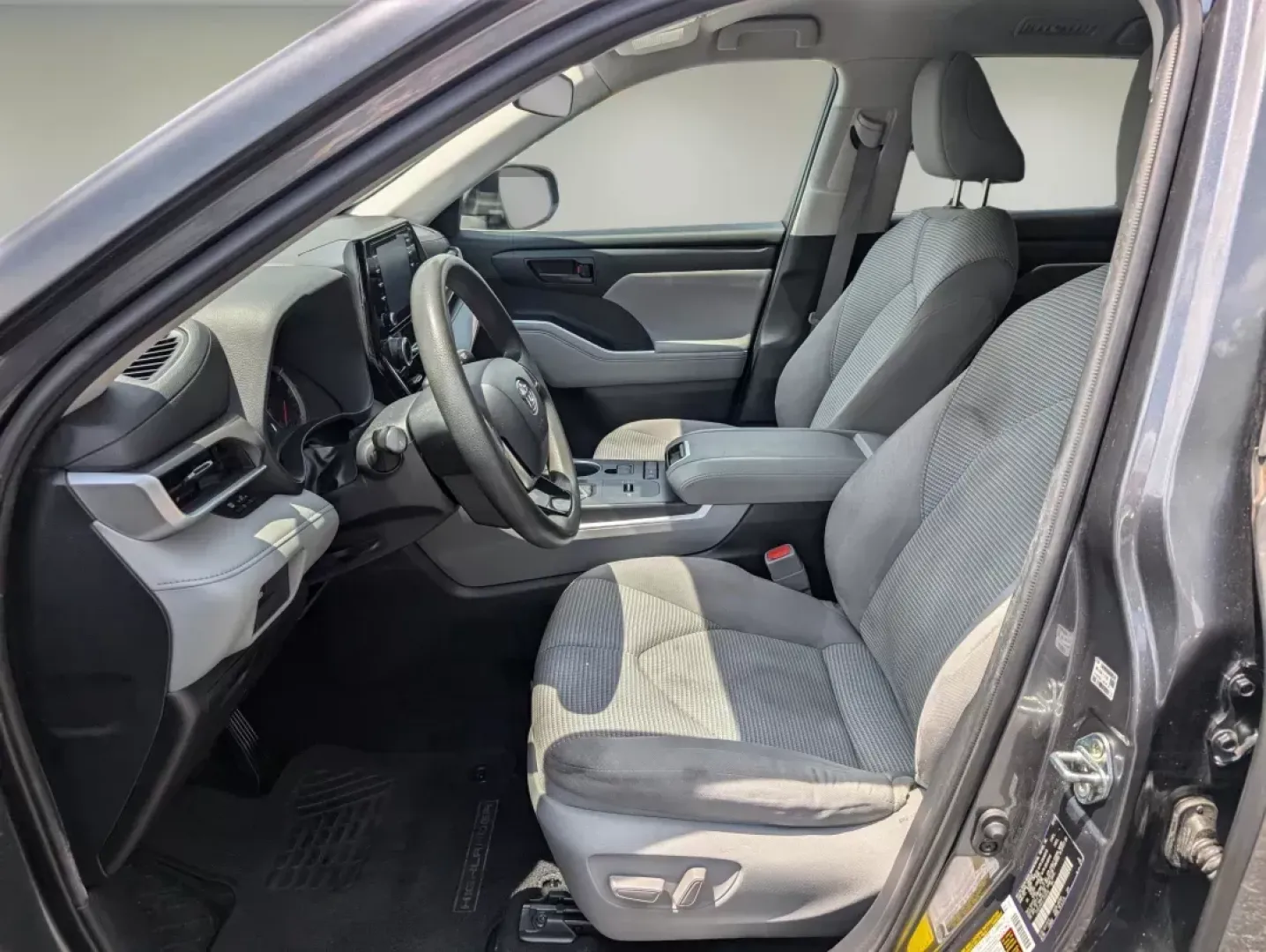 2020 Toyota Highlander L (5TDCZRAH3LS) with an Regular Unleaded V-6 3.5 L/211 engine, 8-Speed Automatic w/OD transmission, located at 1430 Gateway Drive, Opelika, AL, 36801, (334) 239-0944, 32.637871, -85.409790 - ### Discover Adventure with the 2020 Toyota Highlander at Gils Auto - Opelika!<br /> <br /> Are you searching for the perfect vehicle that combines versatility and reliability? Look no further than the 2020 Toyota Highlander, an ideal SUV for growing families, weekend adventurers, or anyone in need - Photo#9