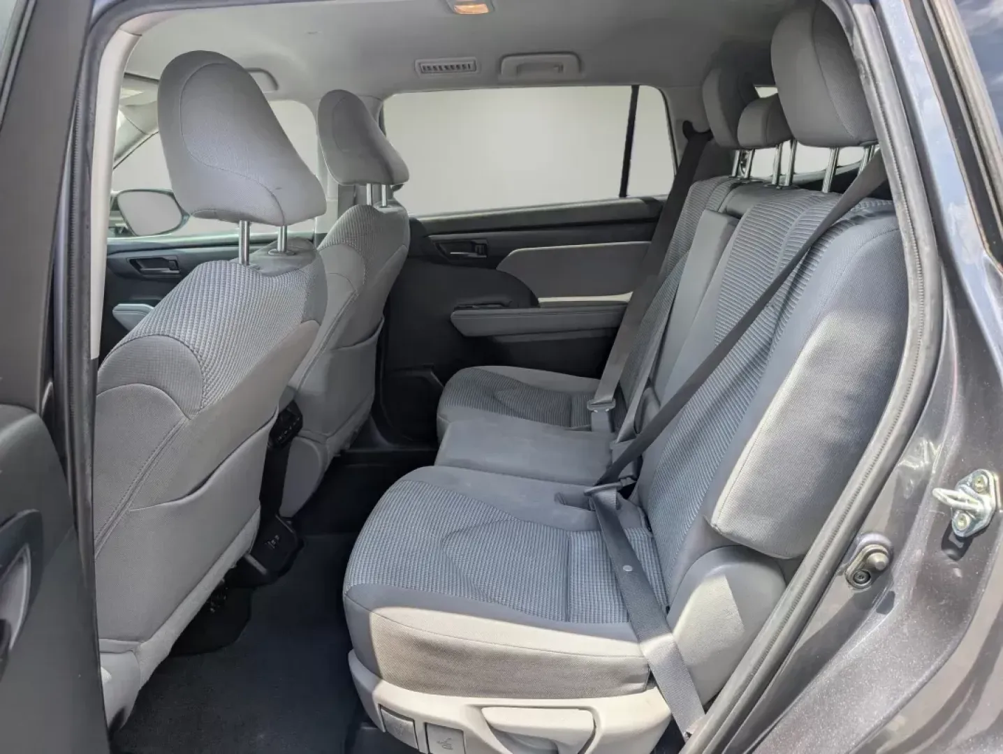 2020 Toyota Highlander L (5TDCZRAH3LS) with an Regular Unleaded V-6 3.5 L/211 engine, 8-Speed Automatic w/OD transmission, located at 1430 Gateway Drive, Opelika, AL, 36801, (334) 239-0944, 32.637871, -85.409790 - ### Discover Adventure with the 2020 Toyota Highlander at Gils Auto - Opelika!<br /> <br /> Are you searching for the perfect vehicle that combines versatility and reliability? Look no further than the 2020 Toyota Highlander, an ideal SUV for growing families, weekend adventurers, or anyone in need - Photo#10