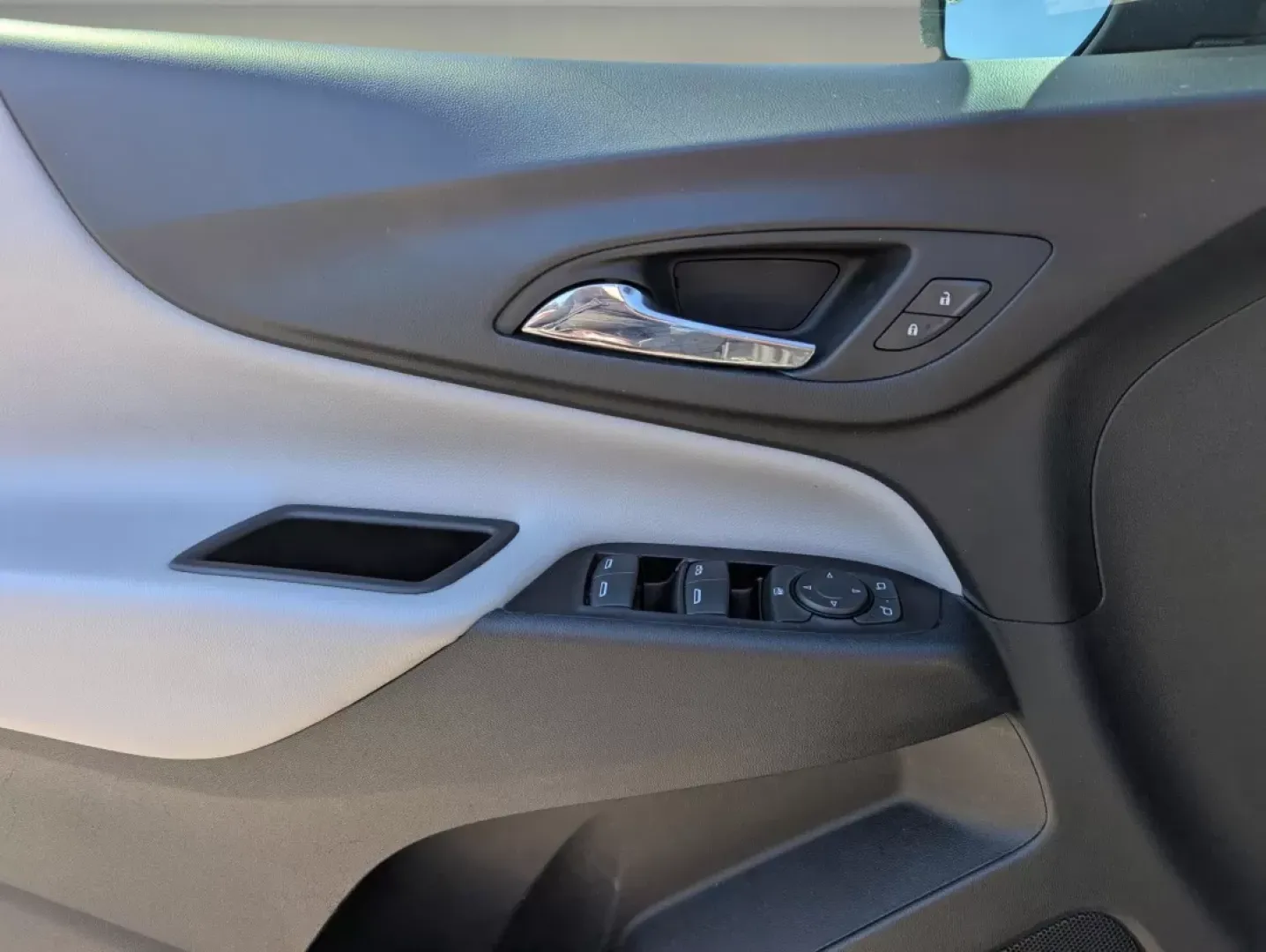 2021 /Medium Ash Gray Chevrolet Equinox LS (2GNAXHEV8M6) with an Other engine, located at 3959 U.S. 80 W, Phenix City, AL, 36870, (334) 297-4885, 32.469296, -85.135185 - Are you ready to elevate your driving experience? Discover the 2021 Chevrolet Equinox LS, perfectly crafted for those who crave comfort and versatility on the road. Whether you're a growing family needing extra space, a daily commuter navigating Phenix City's bustling streets, or someone who loves w - Photo#8