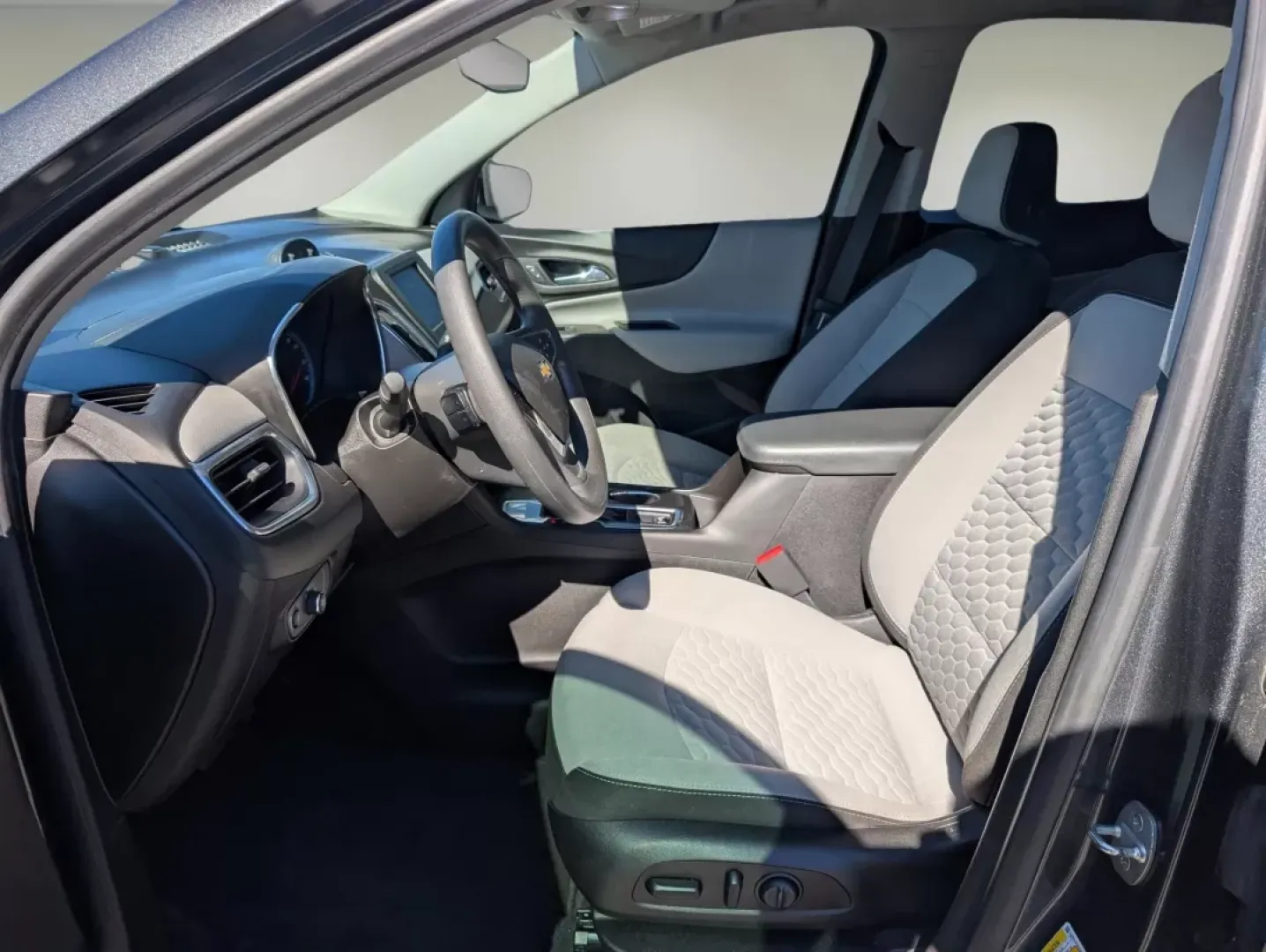 2021 /Medium Ash Gray Chevrolet Equinox LS (2GNAXHEV8M6) with an Other engine, located at 3959 U.S. 80 W, Phenix City, AL, 36870, (334) 297-4885, 32.469296, -85.135185 - Are you ready to elevate your driving experience? Discover the 2021 Chevrolet Equinox LS, perfectly crafted for those who crave comfort and versatility on the road. Whether you're a growing family needing extra space, a daily commuter navigating Phenix City's bustling streets, or someone who loves w - Photo#9