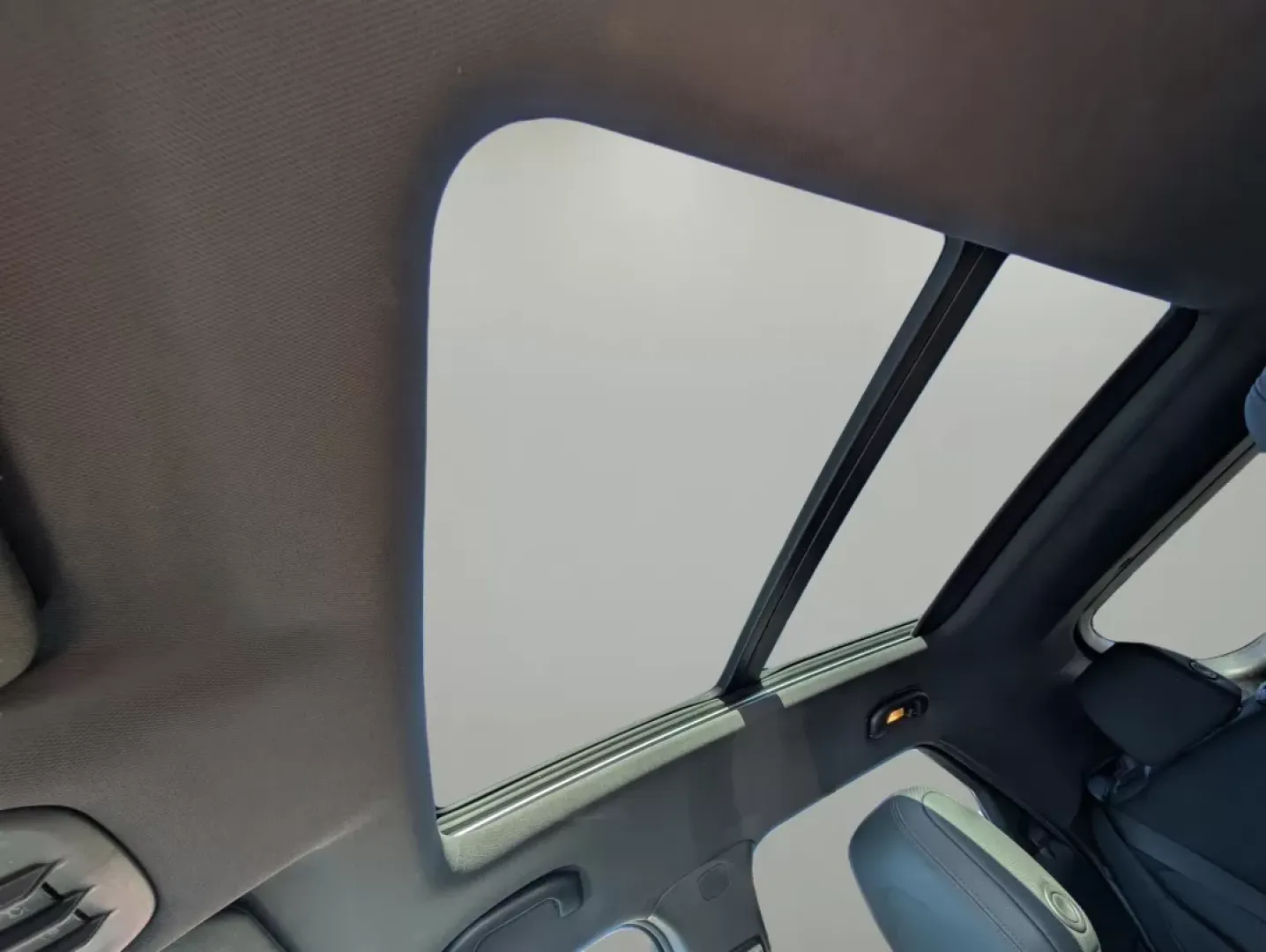 2021 /Jet Black with Red accents Chevrolet Trailblazer RS (KL79MTSL5MB) with an Other engine, located at 5115 14th Ave., Columbus, GA, 31904, (706) 323-0345, 32.511494, -84.971046 - **Explore Your Next Adventure with the 2021 Chevrolet Trailblazer RS at Gils Auto Phenix City!**<br /> <br /> Are you ready to elevate your family's road trips or daily commute? The 2021 Chevrolet Trailblazer RS is the perfect blend of versatility, style, and technology, making it an ideal companio - Photo#16