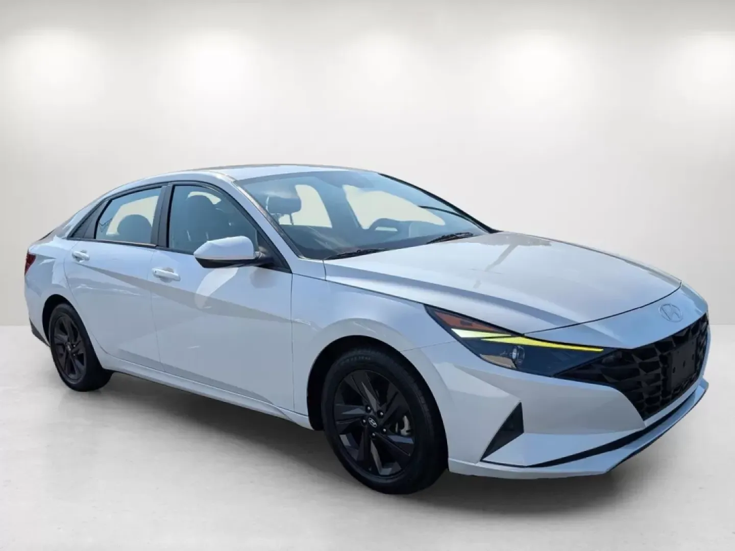 2021 /Medium Gray Hyundai Elantra SEL (5NPLM4AGXMH) with an Other engine, located at 3959 U.S. 80 W, Phenix City, AL, 36870, (334) 297-4885, 32.469296, -85.135185 - **Discover the 2021 Hyundai Elantra SEL: Your Ultimate Commuter Companion in Phenix City, AL!**<br /> <br /> Are you in the market for a reliable and stylish sedan that can effortlessly enhance your daily commute or weekend getaways? Look no further than this **2021 Hyundai Elantra SEL**, now availa - Photo#2