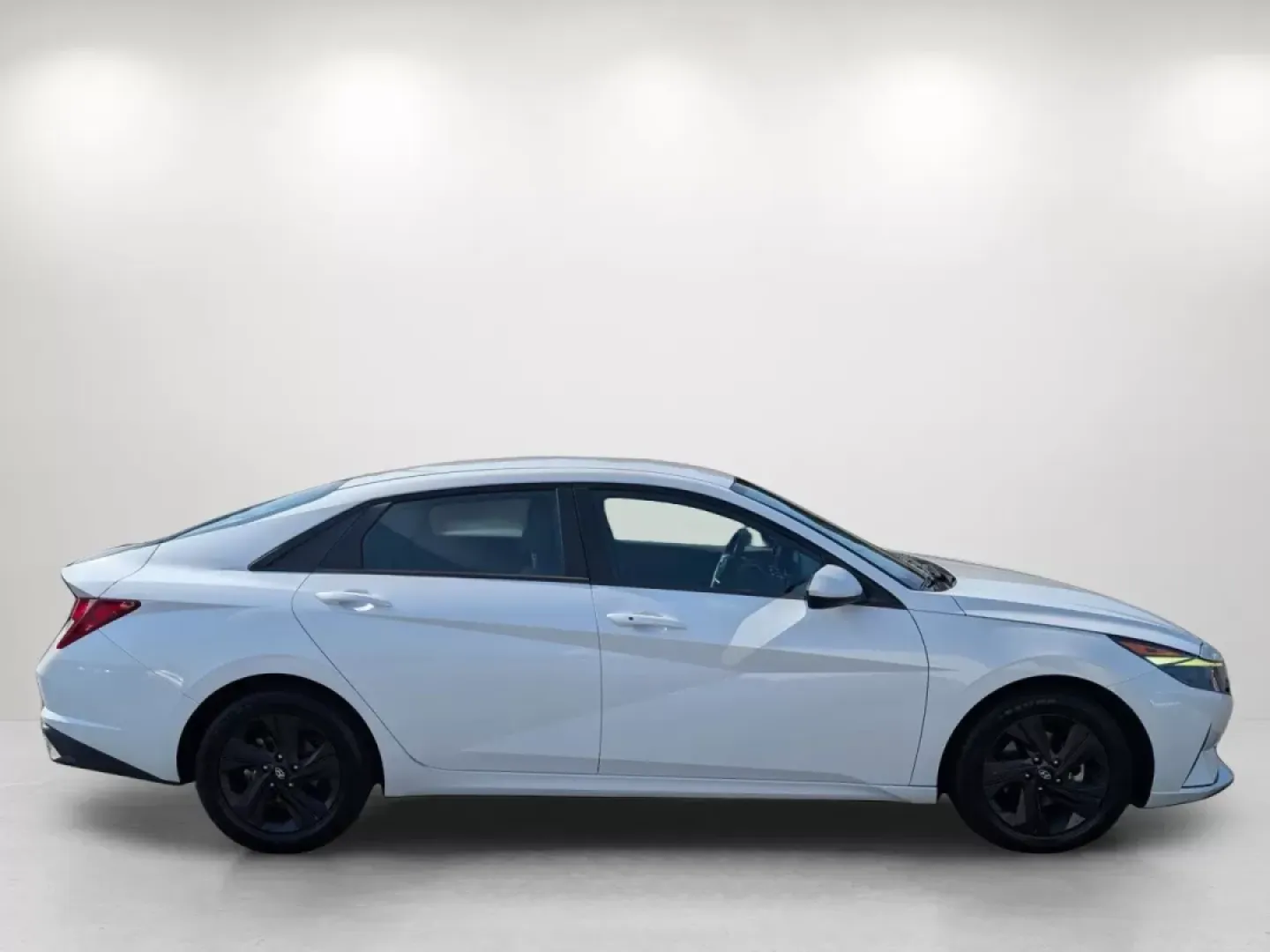 2021 /Medium Gray Hyundai Elantra SEL (5NPLM4AGXMH) with an Other engine, located at 3959 U.S. 80 W, Phenix City, AL, 36870, (334) 297-4885, 32.469296, -85.135185 - **Discover the 2021 Hyundai Elantra SEL: Your Ultimate Commuter Companion in Phenix City, AL!**<br /> <br /> Are you in the market for a reliable and stylish sedan that can effortlessly enhance your daily commute or weekend getaways? Look no further than this **2021 Hyundai Elantra SEL**, now availa - Photo#3