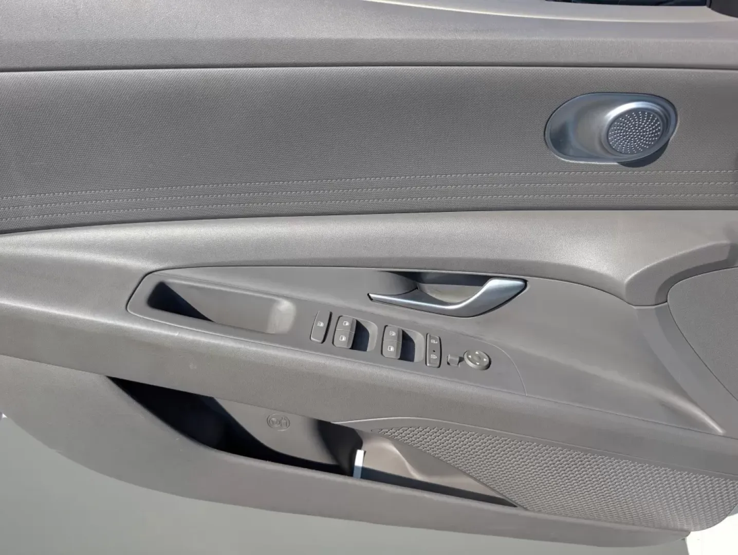 2021 /Medium Gray Hyundai Elantra SEL (5NPLM4AGXMH) with an Other engine, located at 3959 U.S. 80 W, Phenix City, AL, 36870, (334) 297-4885, 32.469296, -85.135185 - **Discover the 2021 Hyundai Elantra SEL: Your Ultimate Commuter Companion in Phenix City, AL!**<br /> <br /> Are you in the market for a reliable and stylish sedan that can effortlessly enhance your daily commute or weekend getaways? Look no further than this **2021 Hyundai Elantra SEL**, now availa - Photo#8