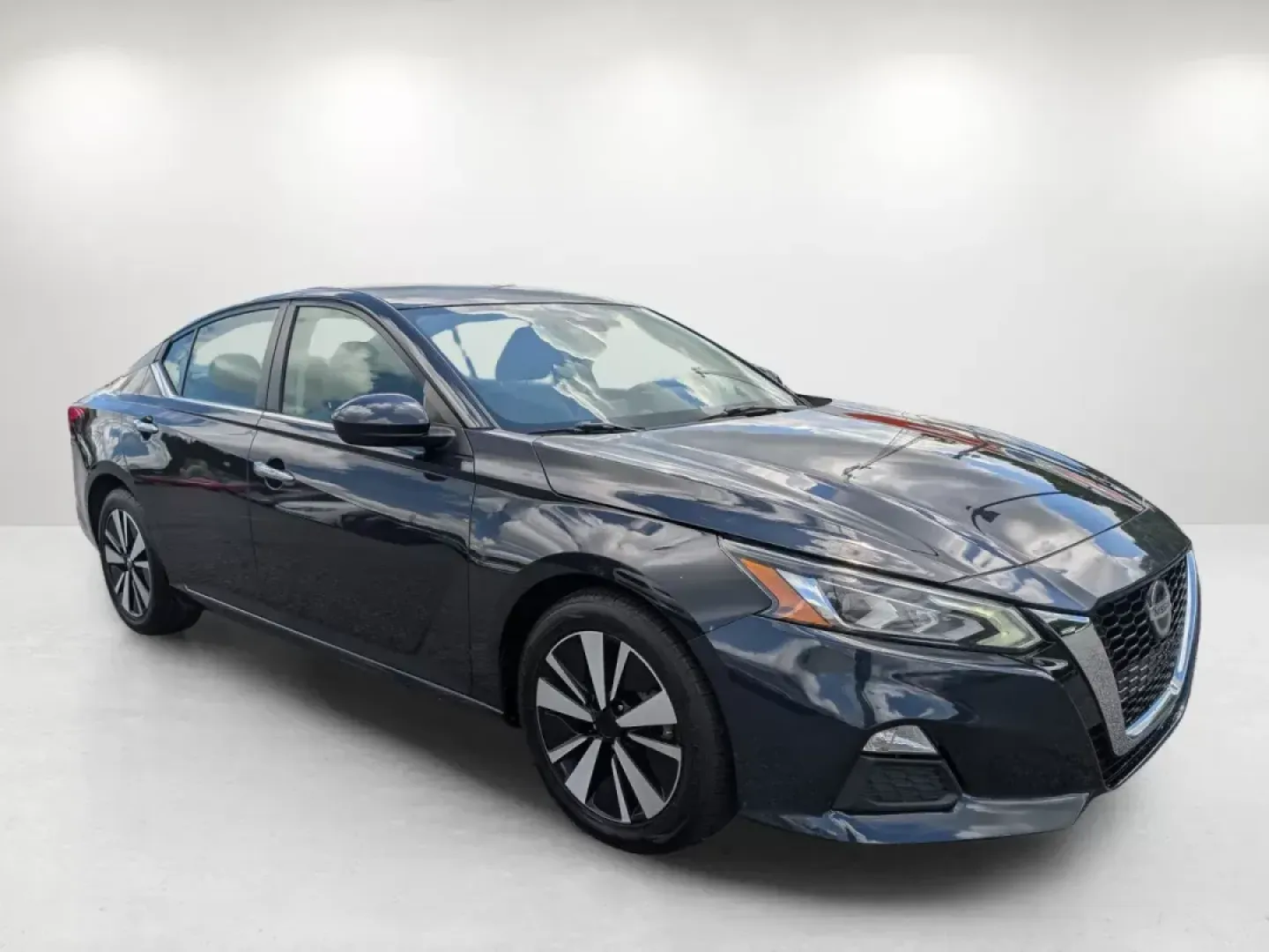 2021 /Charcoal Nissan Altima 2.5 SV (1N4BL4DV5MN) with an Regular Unleaded I-4 2.5 L/152 engine, 1-Speed CVT w/OD transmission, located at 3959 U.S. 80 W, Phenix City, AL, 36870, (334) 297-4885, 32.469296, -85.135185 - **Find Your Perfect Ride with Gils Auto 2021 Nissan Altima 2.5 SV** <br /> <br /> Are you in search of a reliable sedan that effortlessly balances comfort, style, and advanced technology? Look no further than the stunning 2021 Nissan Altima 2.5 SV, available now at Gils Auto in Phenix City, AL. Th - Photo#3