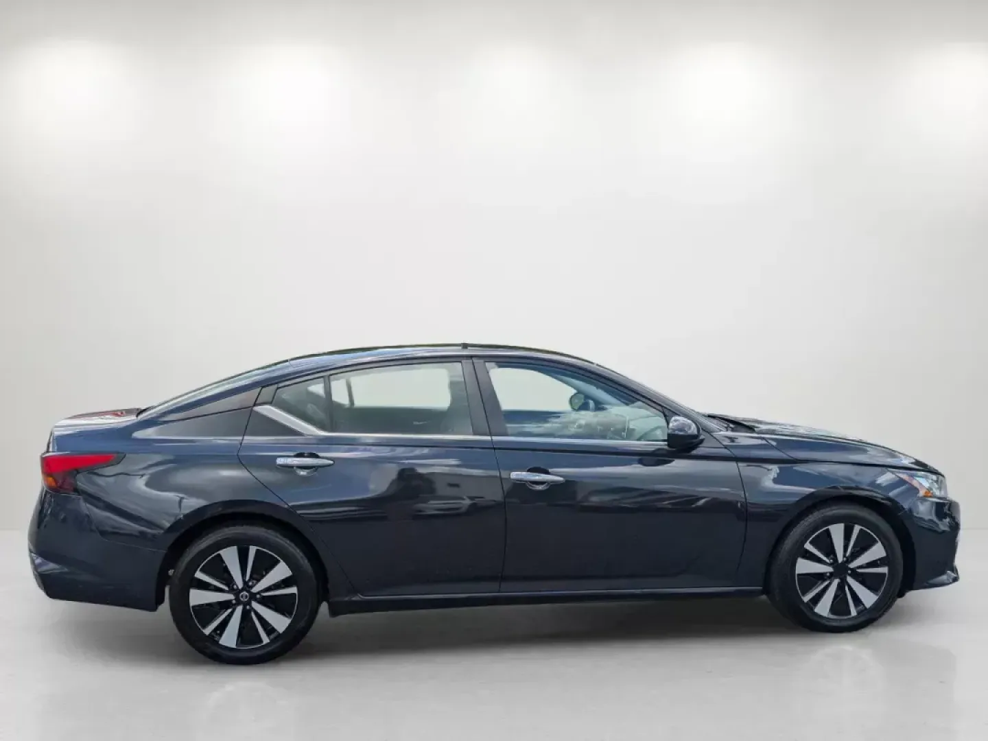 2021 /Charcoal Nissan Altima 2.5 SV (1N4BL4DV5MN) with an Regular Unleaded I-4 2.5 L/152 engine, 1-Speed CVT w/OD transmission, located at 3959 U.S. 80 W, Phenix City, AL, 36870, (334) 297-4885, 32.469296, -85.135185 - **Find Your Perfect Ride with Gils Auto 2021 Nissan Altima 2.5 SV** <br /> <br /> Are you in search of a reliable sedan that effortlessly balances comfort, style, and advanced technology? Look no further than the stunning 2021 Nissan Altima 2.5 SV, available now at Gils Auto in Phenix City, AL. Th - Photo#4
