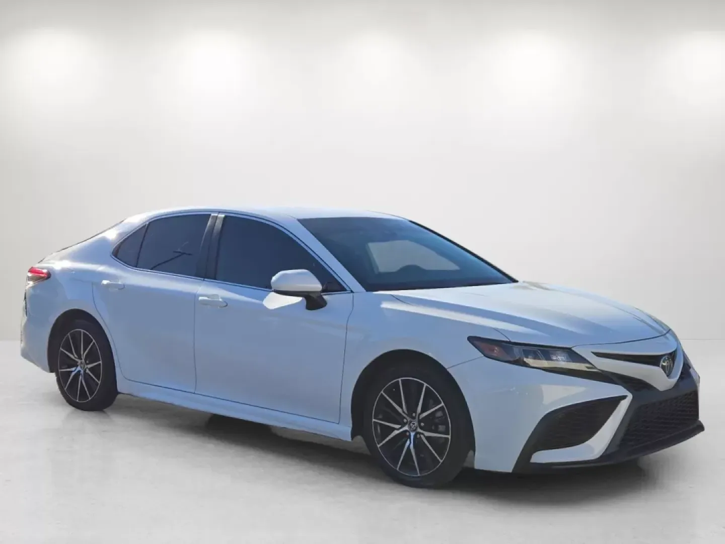 2021 Toyota Camry SE (4T1G11AK7MU) with an Other engine, located at 7000 Northlake Connector, Columbus, GA, 31904, (706) 987-8085, 32.524975, -84.978134 - Are you dreaming of a vehicle that combines style, reliability, and outstanding performance for weekend adventures or daily commutes? Look no further than this stunning 2021 Toyota Camry, available now at Gils Auto in Phenix City, AL. With a sleek white exterior, this four-door sedan perfectly balan - Photo#3