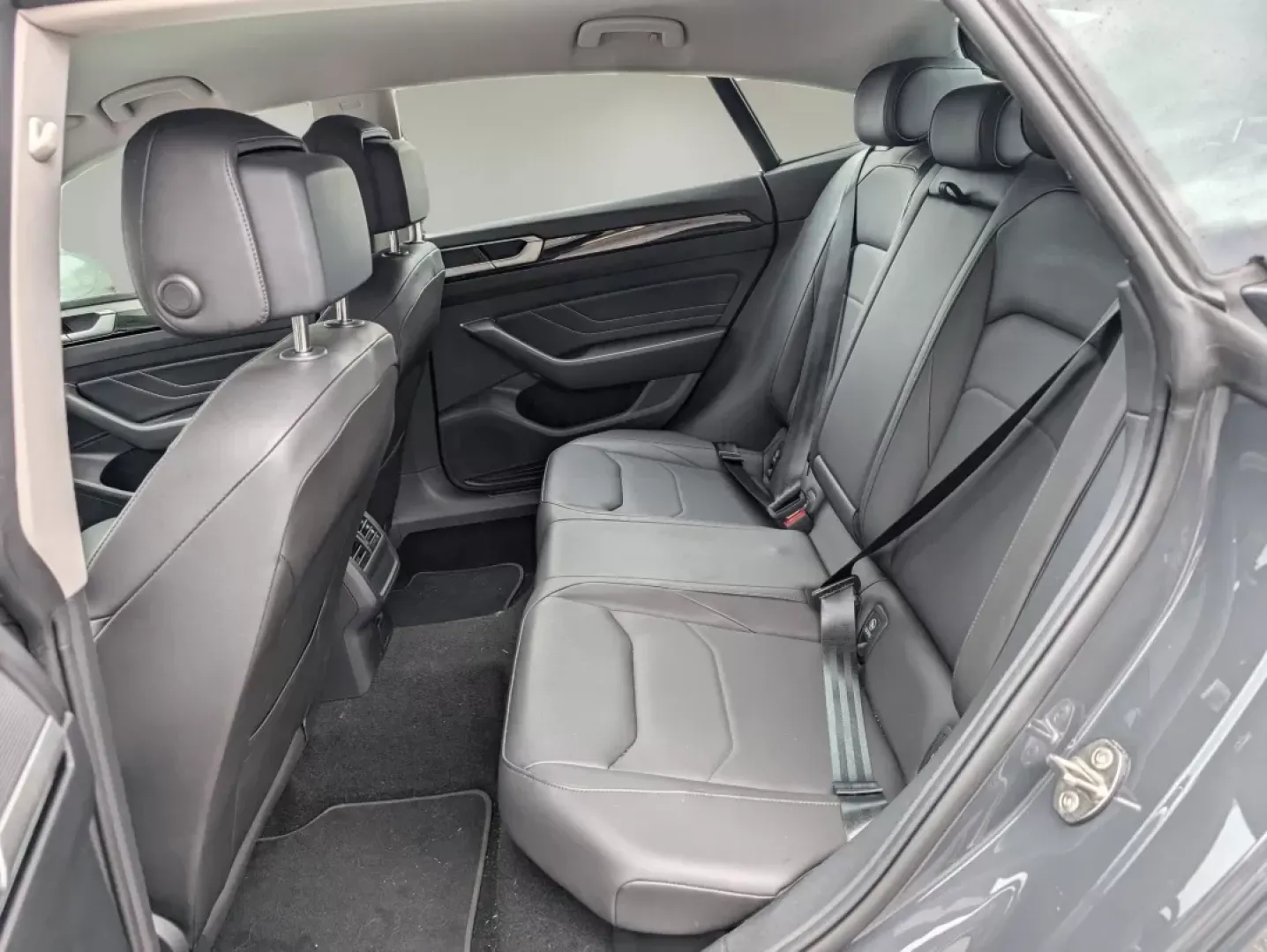2021 Volkswagen Arteon SE (WVWAR7AN6ME) with an Other engine, located at 7000 Northlake Connector, Columbus, GA, 31904, (706) 987-8085, 32.524975, -84.978134 - **Elevate Your Daily Drive with the 2021 Volkswagen Arteon SE! Perfect for Commuters and Families Alike**<br /> <br /> Are you ready to transform your daily commute into an exhilarating adventure? The 2021 Volkswagen Arteon SE is here to redefine your driving experience, whether you're navigating bu - Photo#10